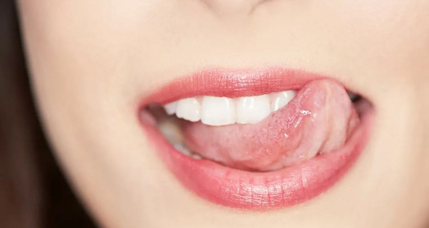 Thói quen liếm môi dễ làm môi bị khô