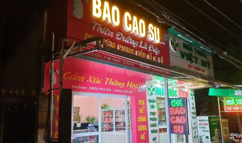 Những cửa hàng bao cao su thường có biển hiệu rất to và rõ gây ngại ngùng cho người mua hàng