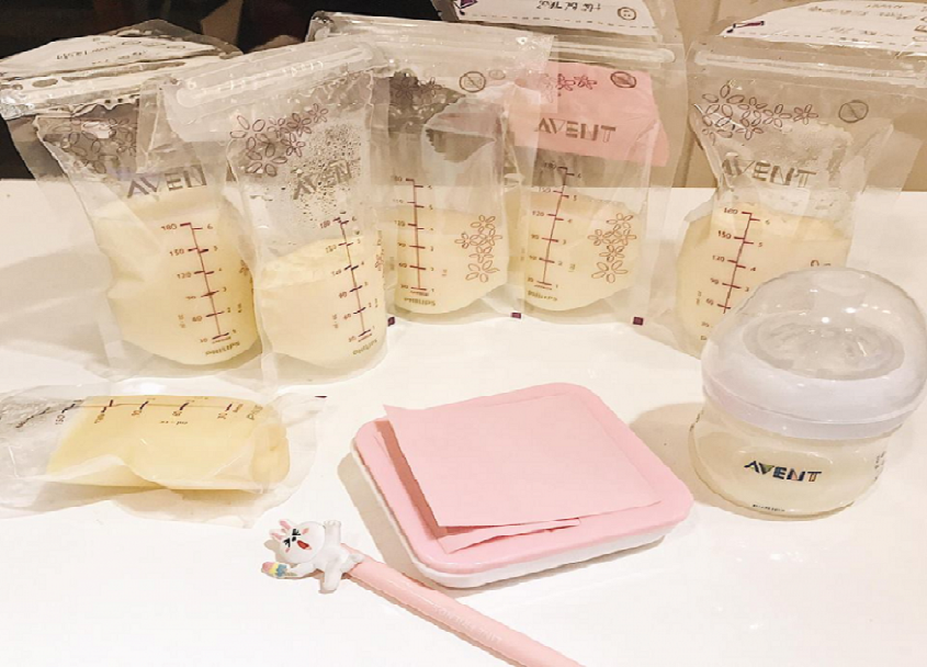 Để có thể theo dõi được thời gian bảo quản trong tủ lạnh, hãy dùng băng keo trắng và bút ghi rõ ngày vắt sữa