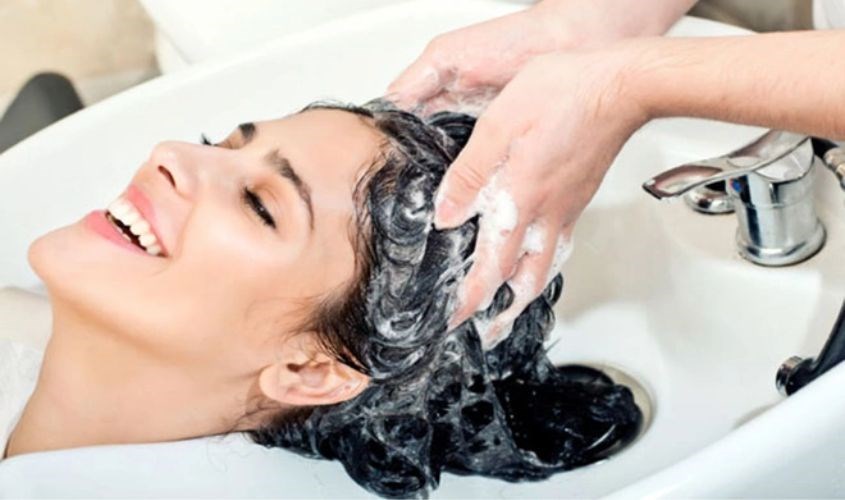 Khi gội đầu, bạn nên tập trung massage da đầu để thư giãn đầu óc