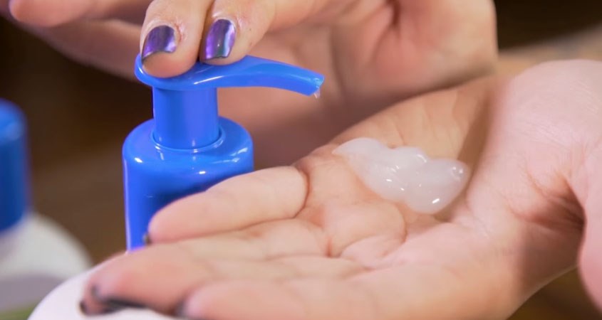 Sữa rửa mặt Cetaphil Gentle Skin sẽ có kết cấu dạng gel không đặc cũng không quá lỏng