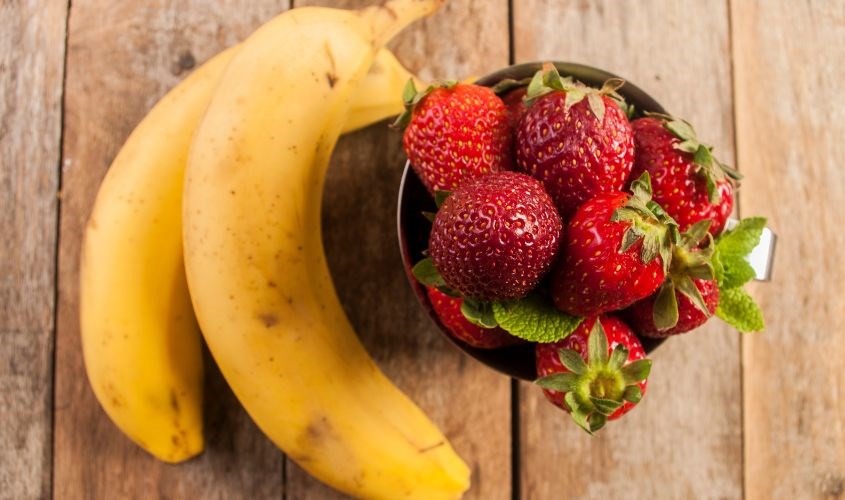 Thực phẩm mềm như rau củ luộc, trái cây cắt nhỏ phù hợp với túi nhai