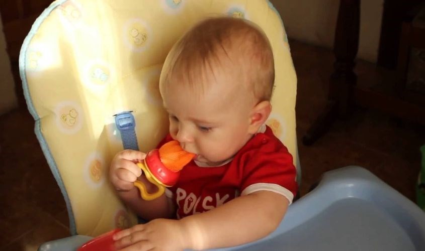 Túi ăn dặm giúp tăng khả năng vận động tinh nhờ kết hợp tay và mắt