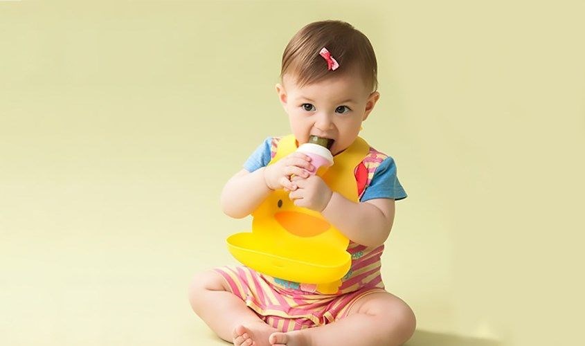 Túi nhai giúp bé dễ bắt đầu ăn dặm hơn