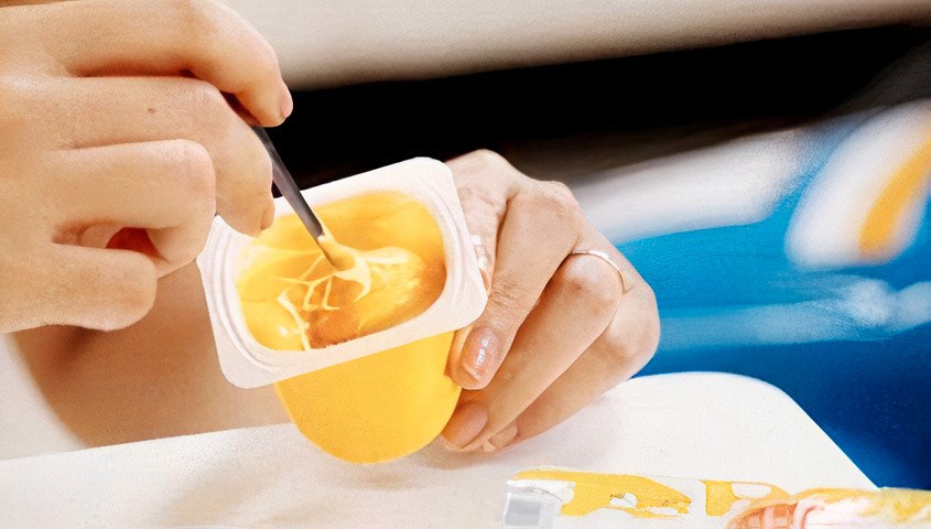 Mẹ nên cho bé ăn váng sữa ngay khi mở hộp