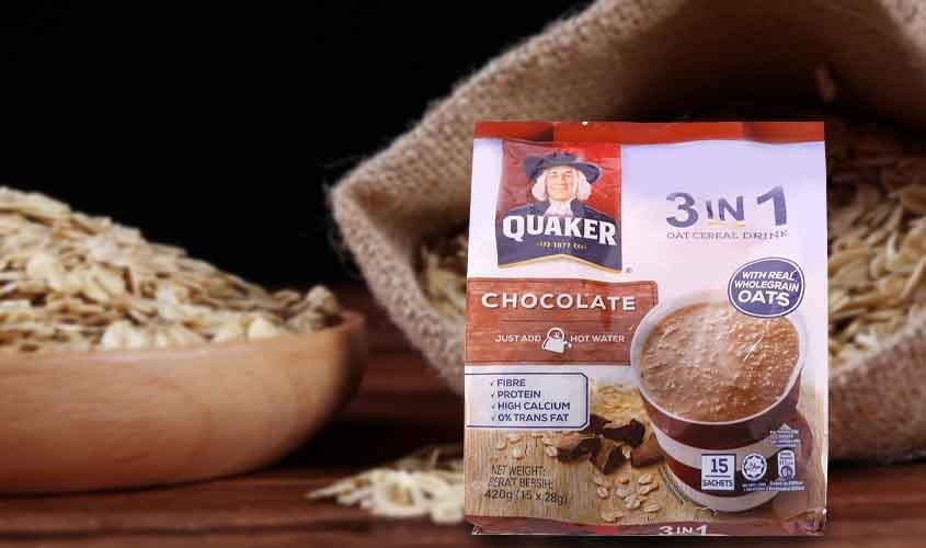 Yến mạch nguyên chất cán mỏng vị chocolate Quaker 420g (dành cho bé từ 3 tuổi) chứa nhiều chất xơ hỗ trợ giải quyết táo bón