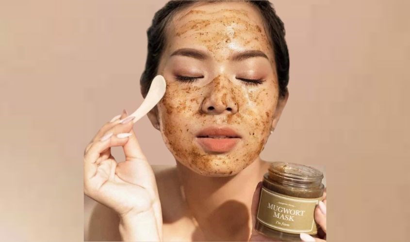 Thoa đều mặt nạ lên da một cách nhẹ nhàng