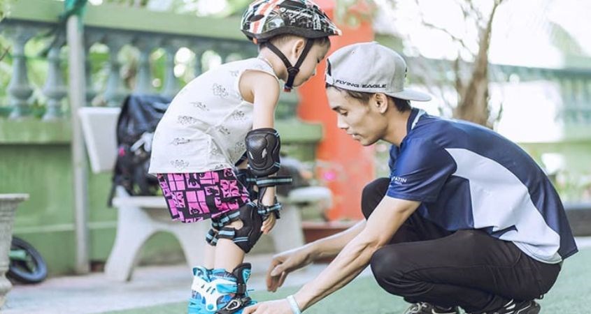 Chống 2 tay vào đầu gối từ từ đứng dậy để làm quen với giày