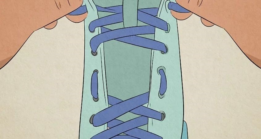 Giảm tê ngón chân bằng cách buộc giày với 2 cặp dây