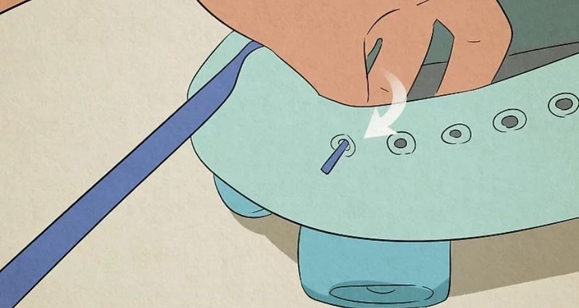 Kéo 1 đầu dây qua lỗ đầu tiên bên phải giày