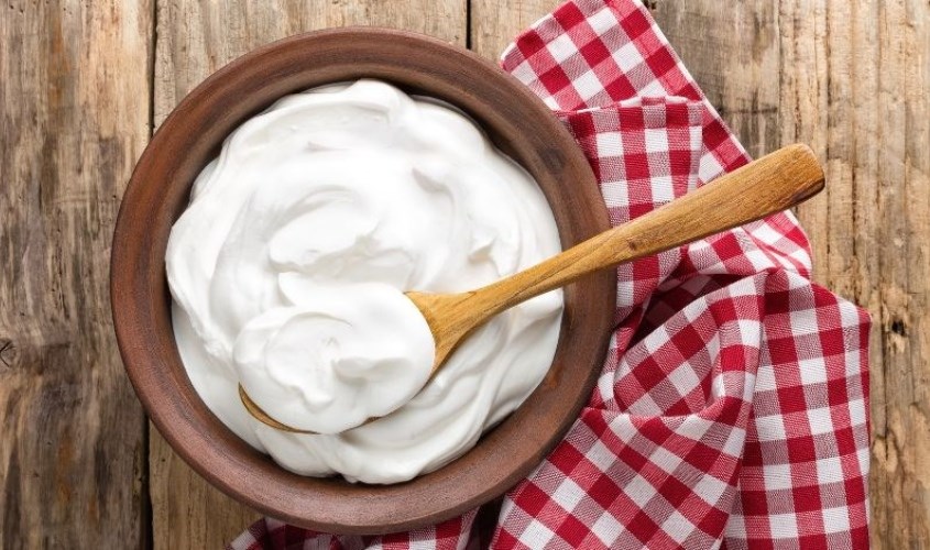 Dùng mặt nạ sữa chua không đường giúp cung cấp độ ẩm