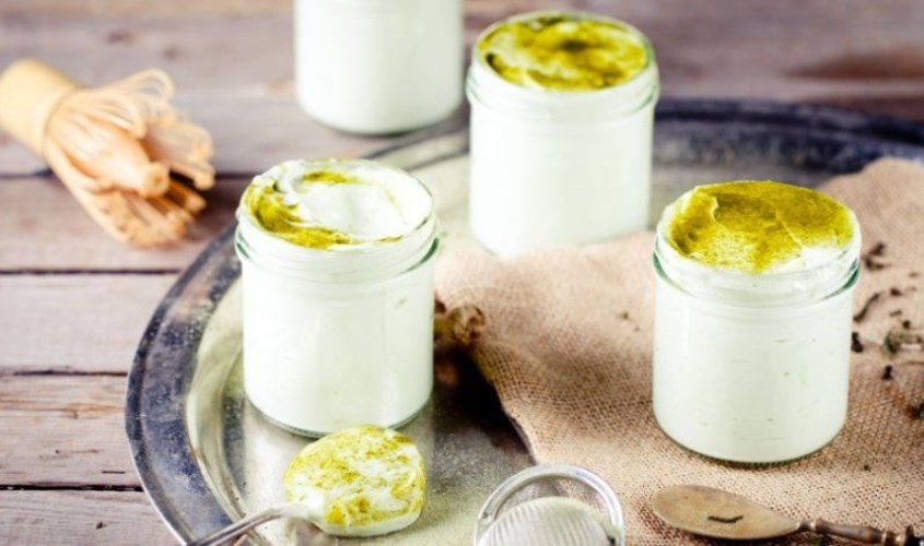 Cách trị mụn từ sữa chua không đường và trà xanh