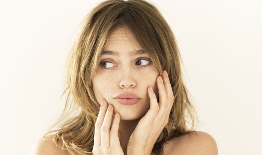 Chạm tay vào mặt thường xuyên có thể gây mụn