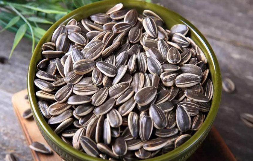 Sử dụng quá nhiều hạt hướng dương dễ gây mất cân bằng Omega 6