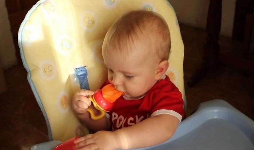 Mẹ nên chọn túi nhai có chất liệu bằng silicone y tế hoặc lưới vải mềm