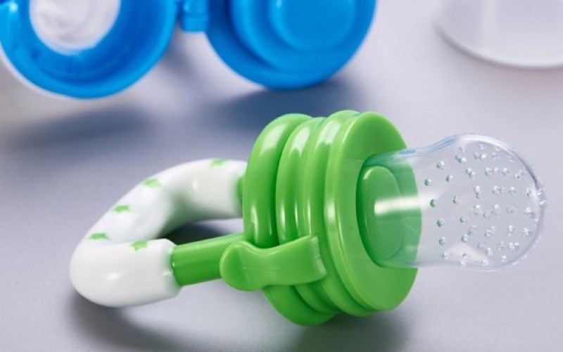 Nên sử dụng túi nhai ăn dặm silicone để bảo vệ sức khỏe cho bé