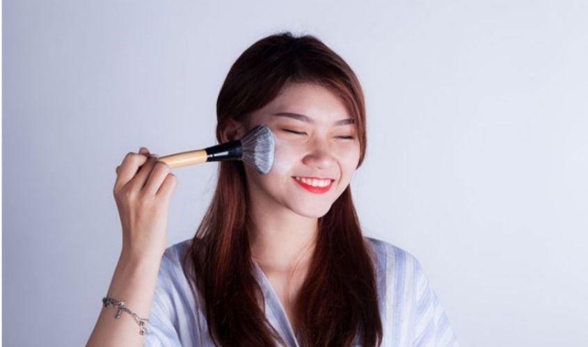 Tác dụng kiềm dầu của phấn rôm giúp lớp nền của bạn lâu trôi