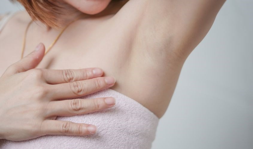 Sử dụng phấn rôm làm giảm mồ hôi dưới cánh tay