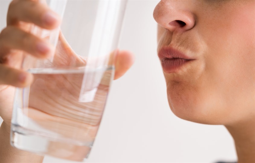 Súc miệng bằng nước muối 2 - 3 lần, mỗi lần 30 - 60 giây