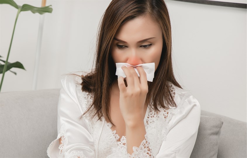 Súc miệng bằng nước muối làm giảm nghẹt mũi