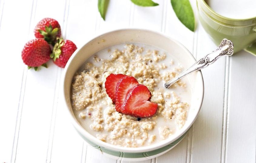 yến mạch và trái cây dầm sữa