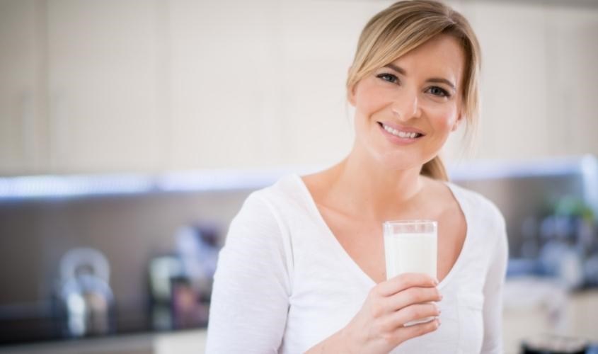 Không nên uống sữa tươi không đường khi bụng đói