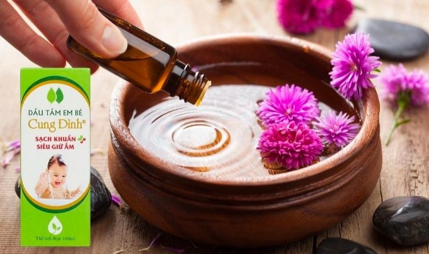 Dầu tắm cho bé Cung Đình chiết xuất tinh dầu tràm 100 ml (mọi độ tuổi)