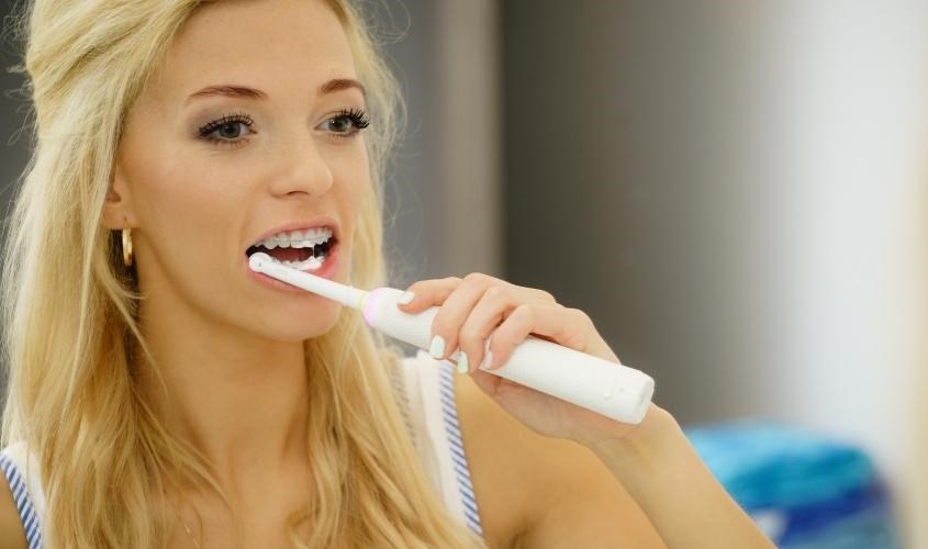 Đưa bàn chải vào lần lượt các vùng muốn làm sạch