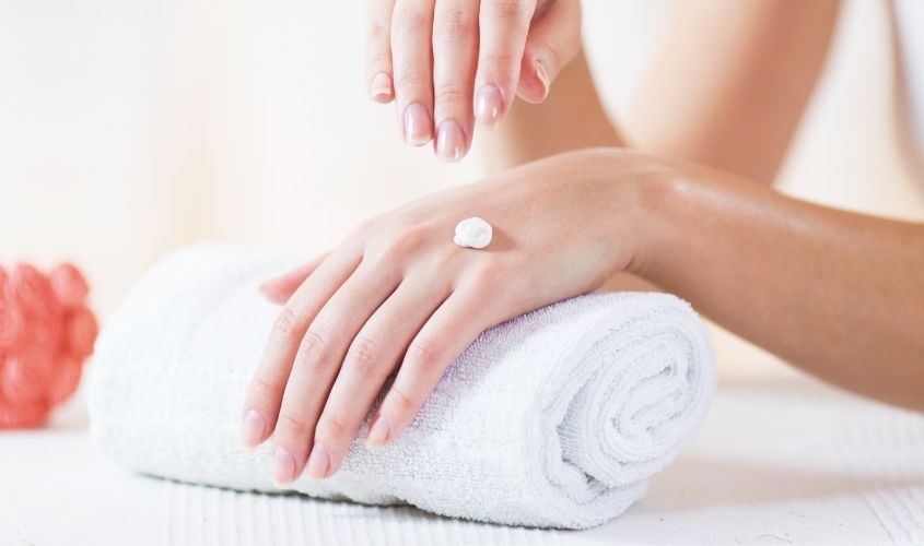 Sữa rửa mặt Senka chính hãng kết cấu kem đặc, có độ dính trên da