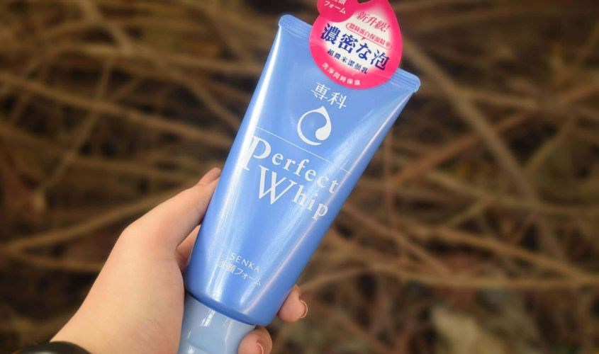 Sữa rửa mặt Senka thật không có quá nhiều hơi bên trong