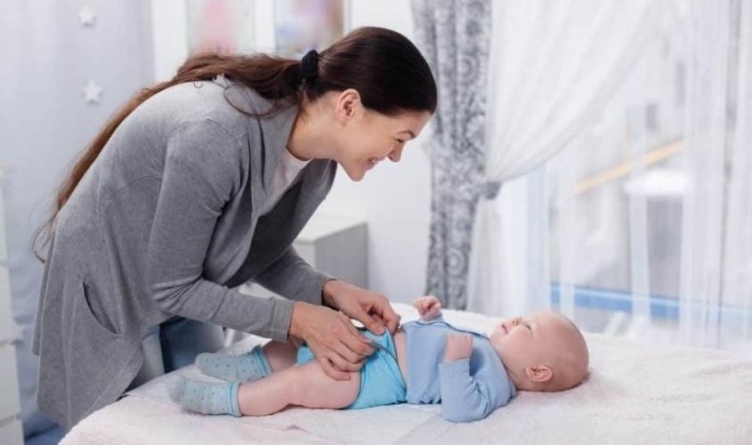 Quấn tã cố định ở 2 đầu hai bên