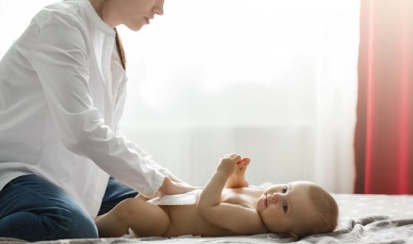 Mặc tã vải sạch vào cho bé