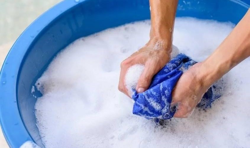 Giặt sạch tã vải bẩn