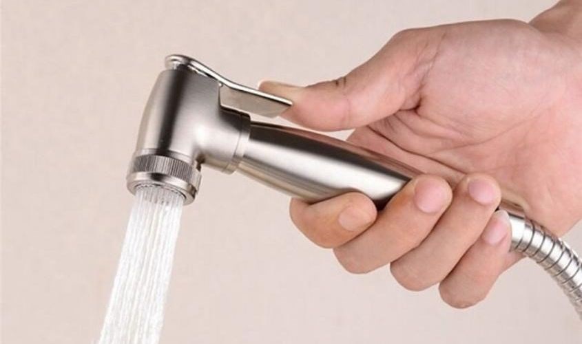 Dùng vòi xịt loại bỏ các chất thải dính trên tã vải