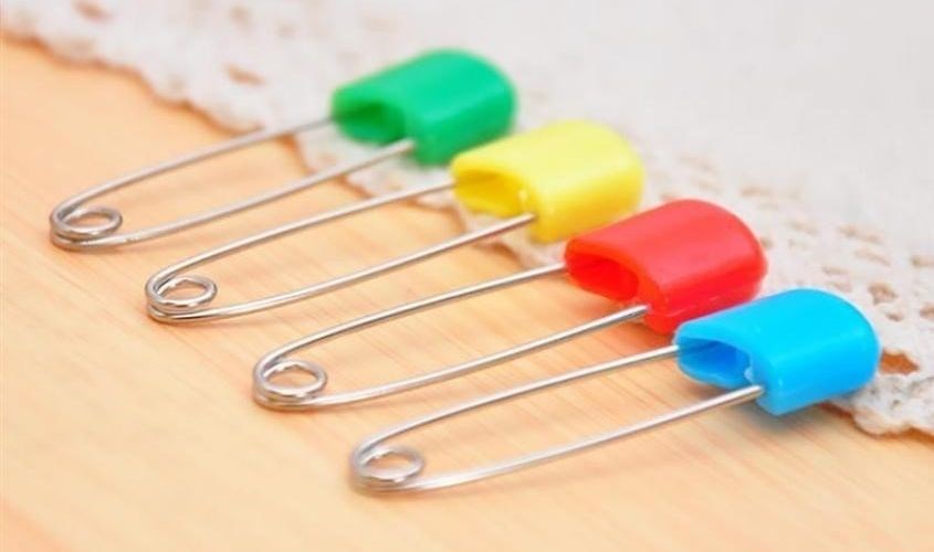 Cẩn thận khi dùng kim băng cố định tã vải trên người con