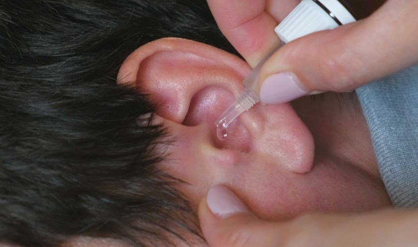 Thuốc nhỏ tai giúp lấy ráy tai khô cứng dễ dàng