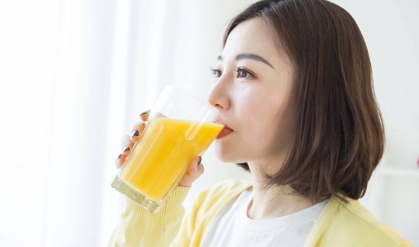 Uống tinh bột nghệ trước khi ăn 15 - 30 phút