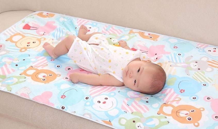 Mẹ nên chọn tấm lót làm từ chất liệu an toàn cho làn da của bé