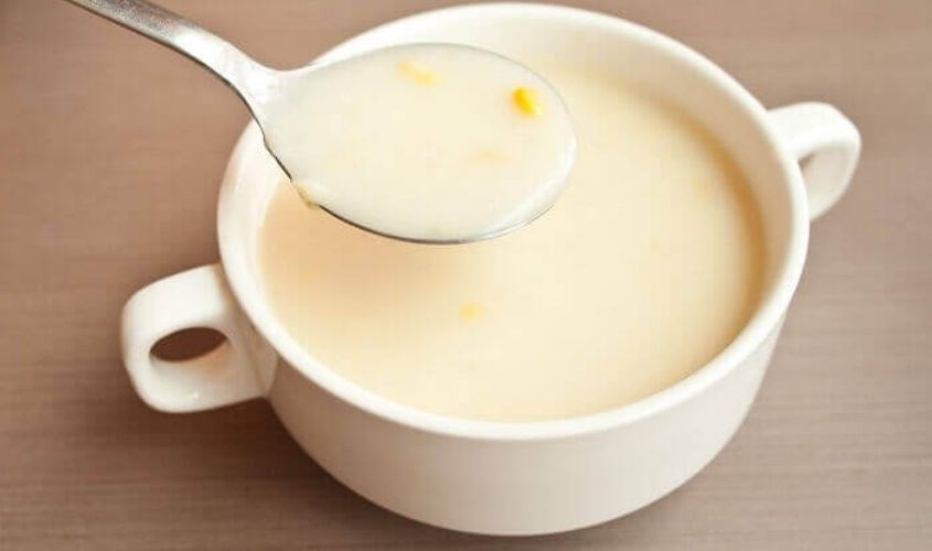 Chuẩn bị một lượng bột ăn dặm vừa đủ và cho vào sữa đã pha sẵn