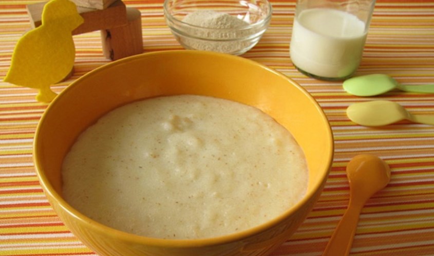 Mẹ nên khuấy đều tay đến khi bột tan vào nước