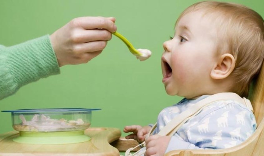 Bé chỉ nên ăn 1 bữa mỗi ngày và mỗi lần chỉ cần ăn từ 1 - 3 muỗng