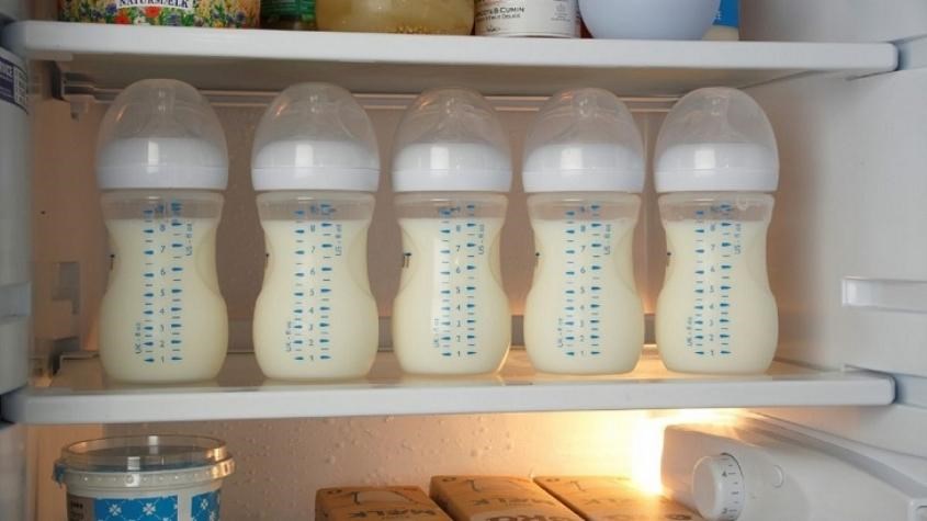 Dùng máy hút sữa hút hết sữa mẹ để dự trữ cho bé dùng dần
