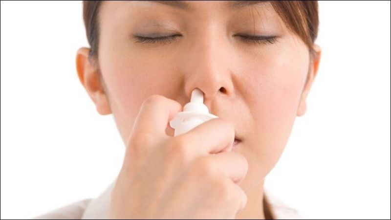 Rửa mũi thường xuyên để loại bỏ chất nhầy và chất kích thích trong mũi Rửa mũi thường xuyên để loại bỏ chất nhầy và chất kích thích trong mũi