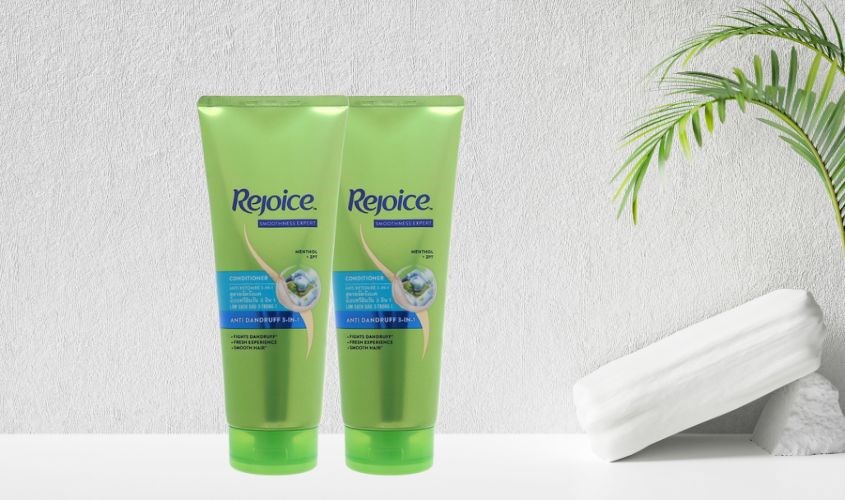 Dùng Dầu xả Rejoice trị gàu 3 trong 1 320 ml giúp tóc ít bị bám nước hơn