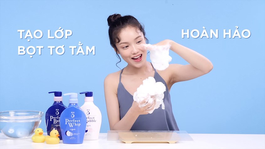 Sữa tắm Senka tạo lớp bọt tơ tằm giúp tăng hiệu quả cấp ẩm cho làn da