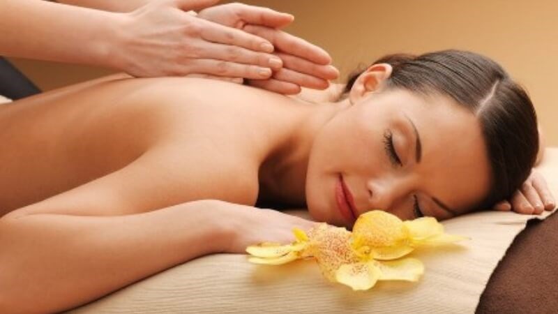 Massage cơ thể giúp lưu thông máu, giảm đau lưng