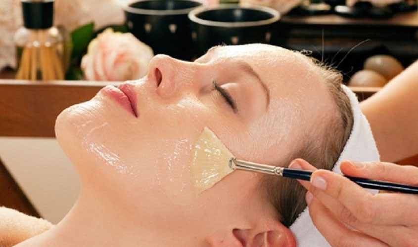 Sử dụng sữa ong chúa làm mặt nạ là phương pháp chăm sóc da được nhiều chị em yêu thích