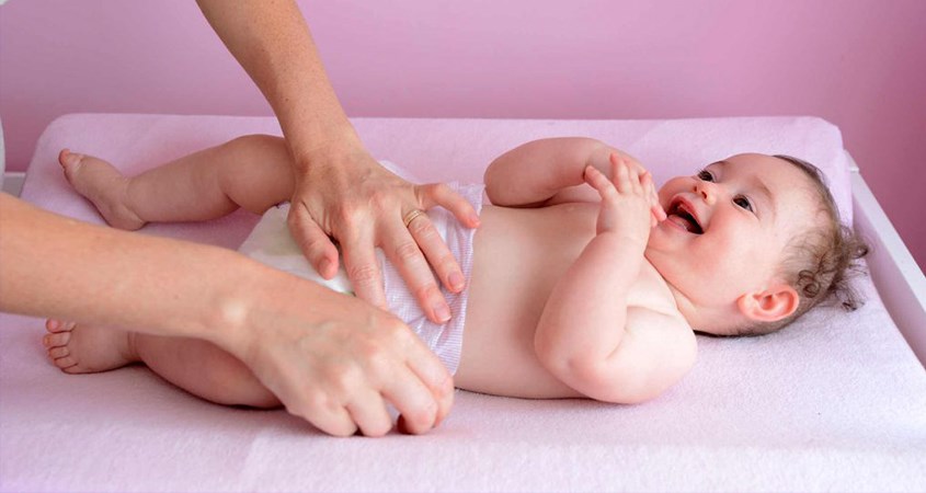 Sử dụng miếng lót sơ sinh cho bé trong 2 - 3 tháng đầu