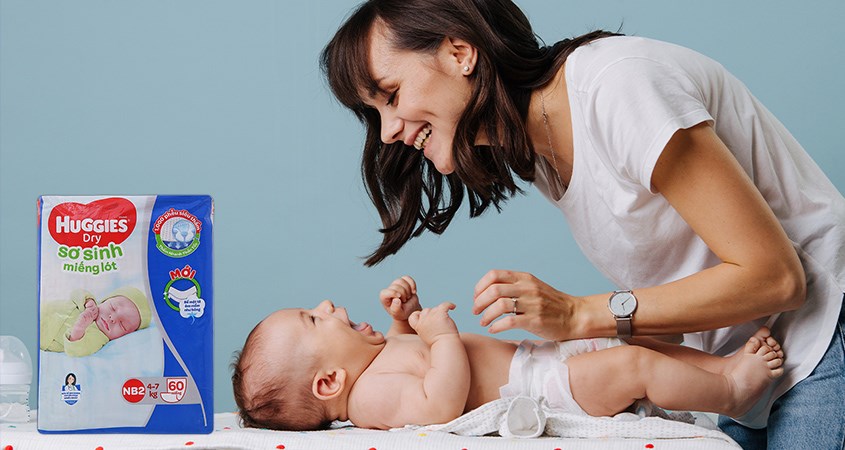 Tã lót Huggies size NB2 60 miếng (4 - 7 kg)