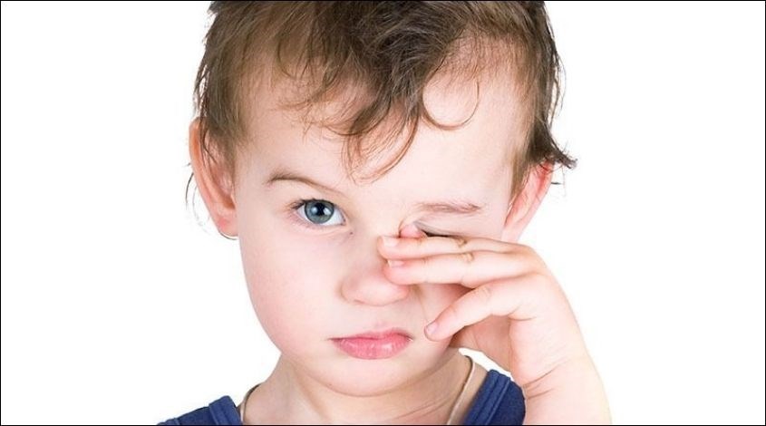 Ngừng sử dụng vitamin D3 K2 nếu bé có tình trạng bị kém thị lực